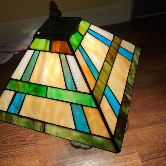 Underwriters Laboratory Vintage Small Portable Tiffany Stained Glass Lamp - Picture 5 of 14